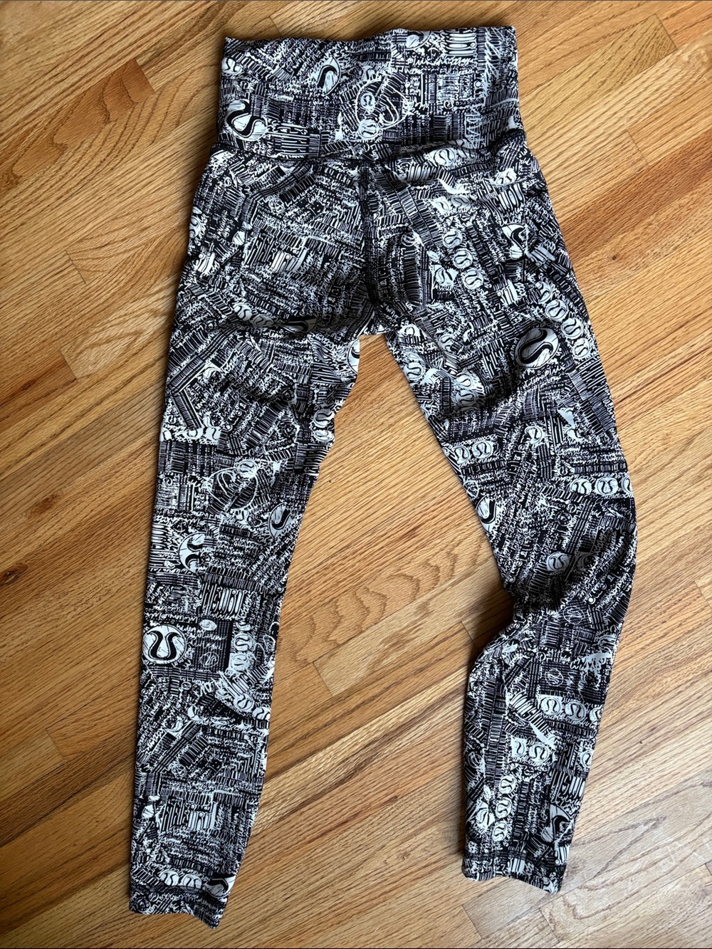 lululemon size 4 Black & White Graphic Logo Leggings - Picture 5 of 5